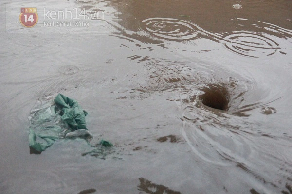 Thái Nguyên: Mưa lớn gây ngập nặng, thí sinh lội nước đi làm thủ tục dự thi ĐH 6