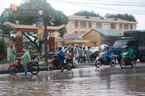 Thái Nguyên: Mưa lớn gây ngập nặng, thí sinh lội nước đi làm thủ tục dự thi ĐH 1
