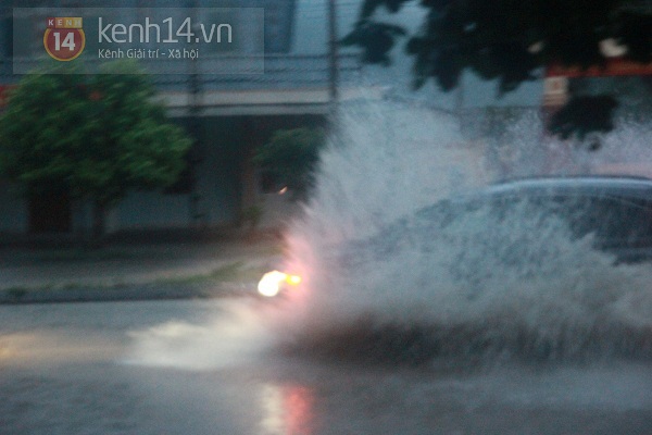Thái Nguyên: Mưa lớn gây ngập nặng, thí sinh lội nước đi làm thủ tục dự thi ĐH 8