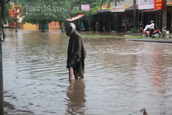 Th&aacute;i Nguy&ecirc;n: Mưa lớn g&acirc;y ngập nặng, th&iacute; sinh lội nước đi l&agrave;m thủ tục dự thi ĐH 13