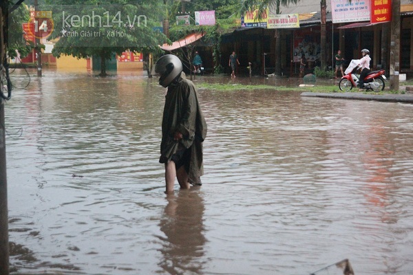 Thái Nguyên: Mưa lớn gây ngập nặng, thí sinh lội nước đi làm thủ tục dự thi ĐH 13