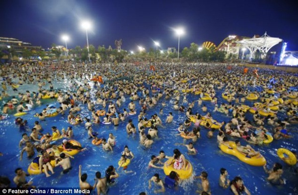 Choáng ngợp hàng chục nghìn người ùn ùn đổ ra hồ bơi ngày nắng nóng 6