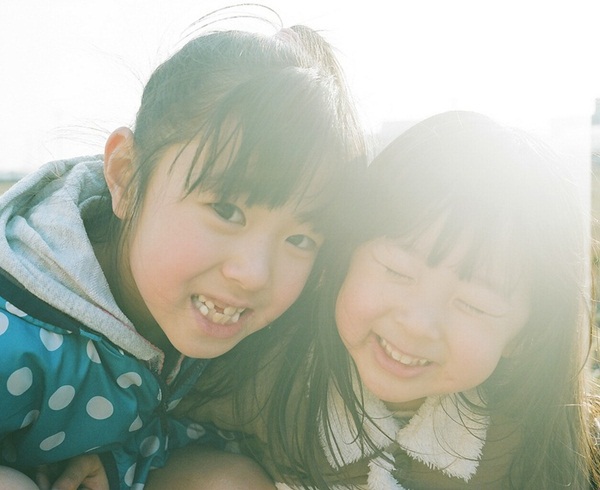 Bộ ảnh siêu cute của 2 chị em dưới ống kính của cha 6