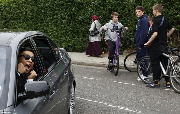 Teen Anh chơi trội với dàn siêu xe trong buổi prom tốt nghiệp 10