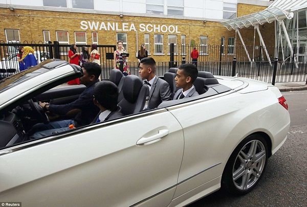 Teen Anh chơi trội với dàn siêu xe trong buổi prom tốt nghiệp 12