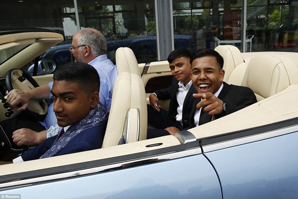 Teen Anh chơi trội với dàn siêu xe trong buổi prom tốt nghiệp 13