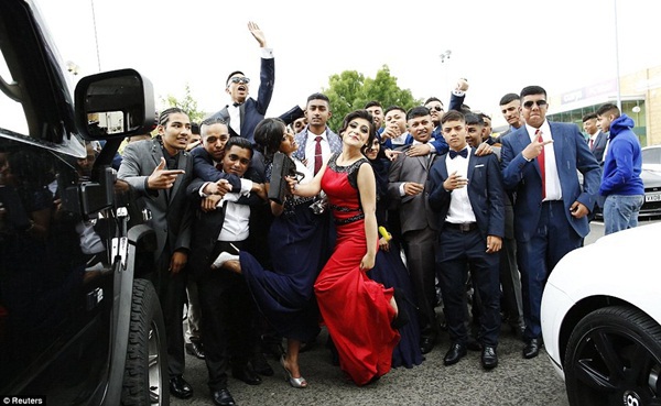 Teen Anh chơi trội với dàn siêu xe trong buổi prom tốt nghiệp 19