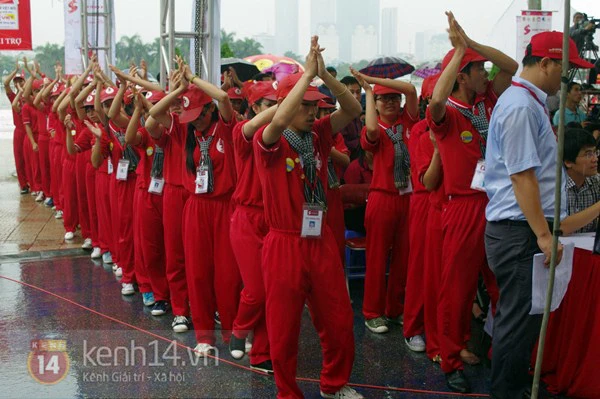 Giới trẻ Hà Thành tắm mình dưới mưa trong “Ngày hội giọt hồng tri ân” 1