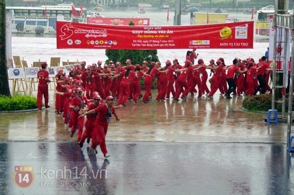 Giới trẻ Hà Thành tắm mình dưới mưa trong “Ngày hội giọt hồng tri ân” 4