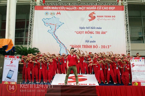 Giới trẻ Hà Thành tắm mình dưới mưa trong “Ngày hội giọt hồng tri ân” 5