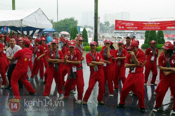 Giới trẻ Hà Thành tắm mình dưới mưa trong “Ngày hội giọt hồng tri ân” 14