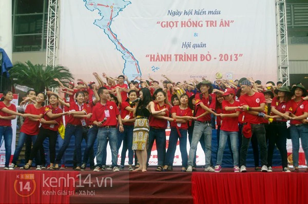 Giới trẻ Hà Thành tắm mình dưới mưa trong “Ngày hội giọt hồng tri ân” 19