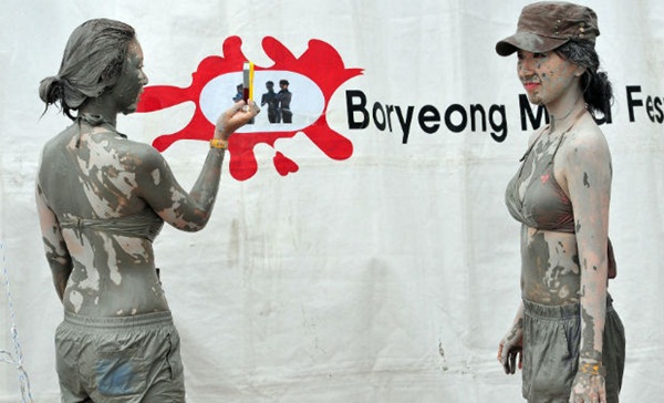 Giới trẻ náo nhiệt tham gia lễ hội bùn tại Hàn Quốc  10