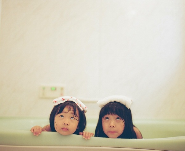 Bộ ảnh siêu cute của 2 chị em dưới ống kính của cha 23