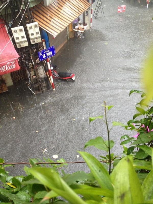 Mưa lớn khiến nước Hồ Gươm tr&agrave;n l&ecirc;n đường, phố cổ ngập nặng 17