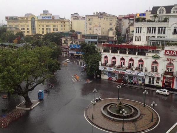 Mưa lớn khiến nước Hồ Gươm tr&agrave;n l&ecirc;n đường, phố cổ ngập nặng 5