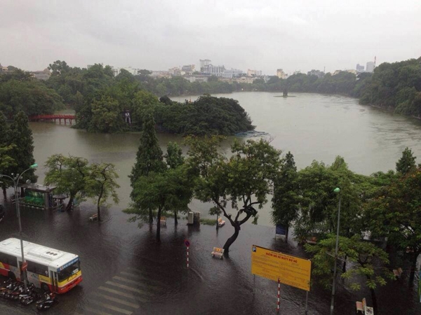 Mưa lớn khiến nước Hồ Gươm tr&agrave;n l&ecirc;n đường, phố cổ ngập nặng 1