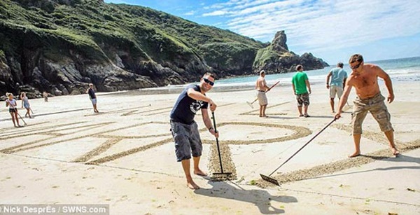 Màn cầu hôn lãng mạn bằng chữ khổng lồ trên cát  3