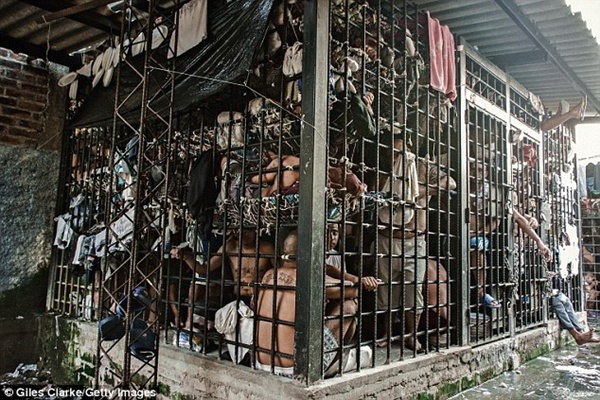 Cận cảnh những "lồng giam" của nhà tù bí mật ở El Salvador 9