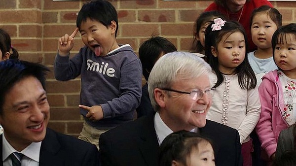 Cậu bé 5 tuổi gây "sốt" khi làm mặt hề sau lưng Thủ tướng Úc 1