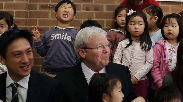 Cậu bé 5 tuổi gây "sốt" khi làm mặt hề sau lưng Thủ tướng Úc 2