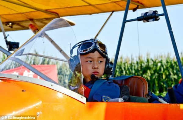 Bé trai 5 tuổi một mình lái máy bay 1