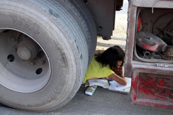 Cô bé 11 tuổi bình tĩnh chờ cứu hộ khi bị xe tải 40 tấn đè lên 1