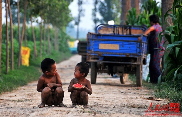 Nụ cười trong sáng của trẻ em nghèo vùng quê 9