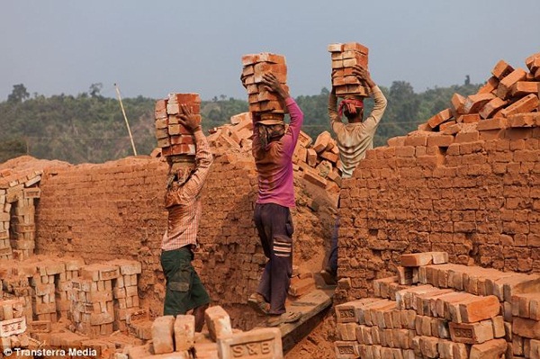 Những lò gạch "khổ sai" ở Bangladesh 1