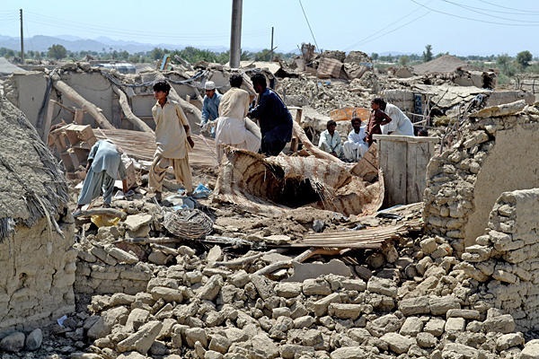 Người dân Pakistan bới rác tìm thức ăn sau động đất 1