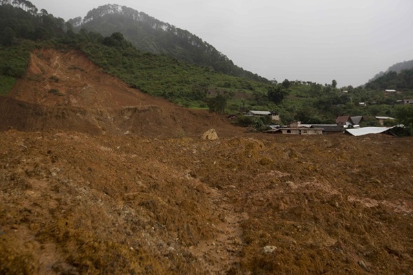 Mexico: Lở đất chôn vùi nửa thị trấn, 68 người "có thể đã chết" 1