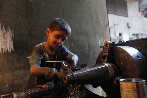 Ám ảnh bé trai 10 tuổi trong xưởng sửa chữa vũ khí tại Syria 4