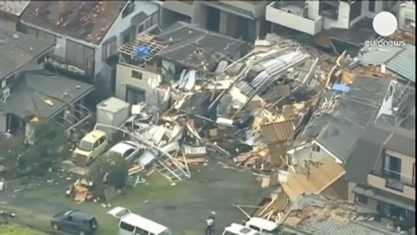 Lốc xoáy quét gần Tokyo, 60 người bị thương 1