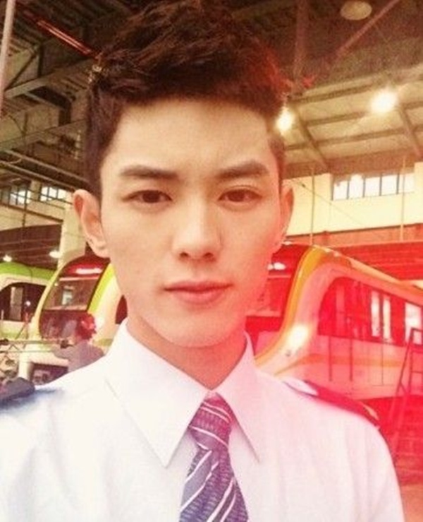 Xôn xao với "Chàng nhân viên tàu điện ngầm đẹp trai nhất Trung Quốc" 5