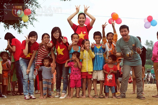 Chùm ảnh: Rưng rưng nụ cười của trẻ em nghèo Huế trong mùa Trung thu 12