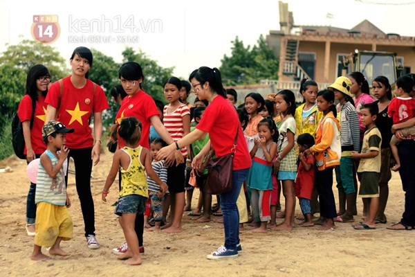 Chùm ảnh: Rưng rưng nụ cười của trẻ em nghèo Huế trong mùa Trung thu 10