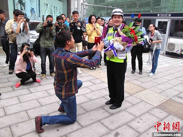 Nữ cảnh sát "chết đứng" vì được cầu hôn giữa phố 3