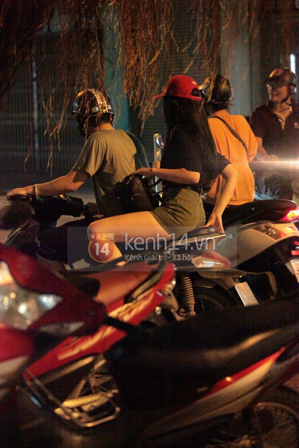 Những cặp đ&ocirc;i hot teen "rủ nhau" vi phạm luật giao th&ocirc;ng 3