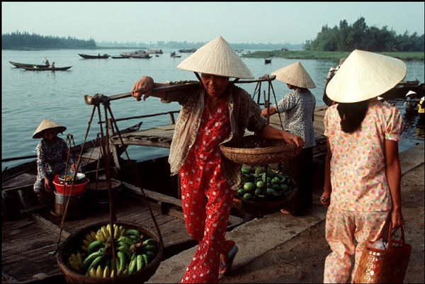 viet-nam-nam-1994-binh-di-qua-ong-kinh-nhiep-anh-gia-phap.jpg