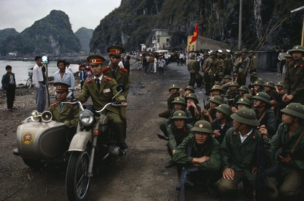 viet-nam-nam-1994-binh-di-qua-ong-kinh-nhiep-anh-gia-phap.jpg