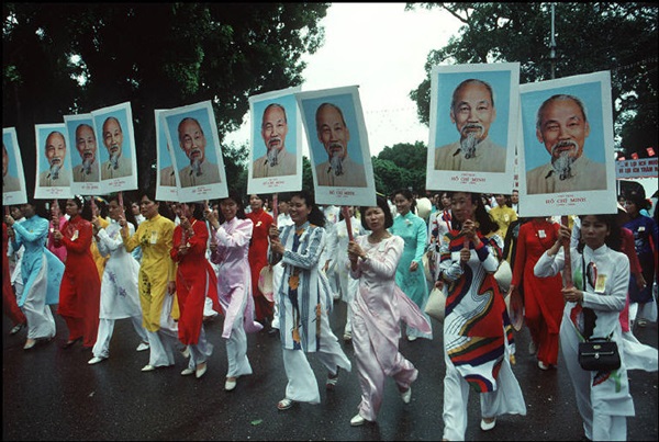 viet-nam-nam-1994-binh-di-qua-ong-kinh-nhiep-anh-gia-phap.jpg