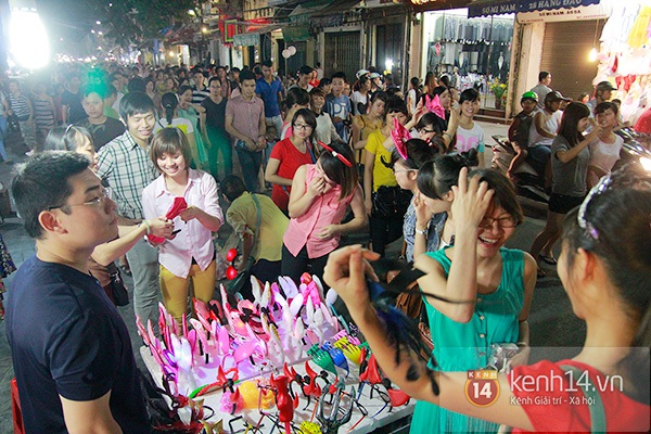 Đường phố Hà Nội tắc nghẽn vì giới trẻ đổ ra đường chơi Trung thu sớm 24