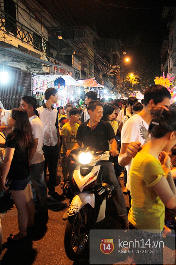 Đường phố Hà Nội tắc nghẽn vì giới trẻ đổ ra đường chơi Trung thu sớm 22
