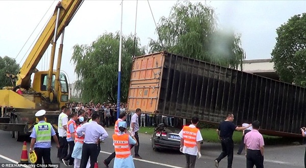 Tho&aacute;t chết kỳ diệu khỏi chiếc &ocirc; t&ocirc; bị container đ&egrave; bẹp d&uacute;m 2