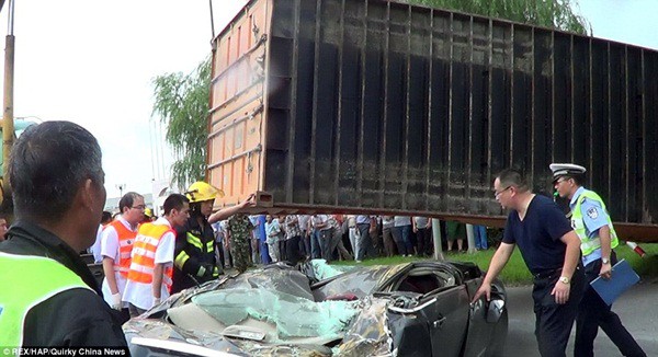 Tho&aacute;t chết kỳ diệu khỏi chiếc &ocirc; t&ocirc; bị container đ&egrave; bẹp d&uacute;m 3