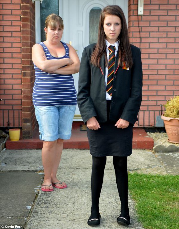 Teen girl bị đuổi khỏi trường ngày khai giảng vì mặc váy quá ngắn 2