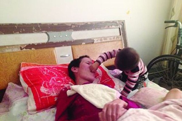 Cậu bé 2 tuổi mớm cơm cho mẹ liệt giường 2
