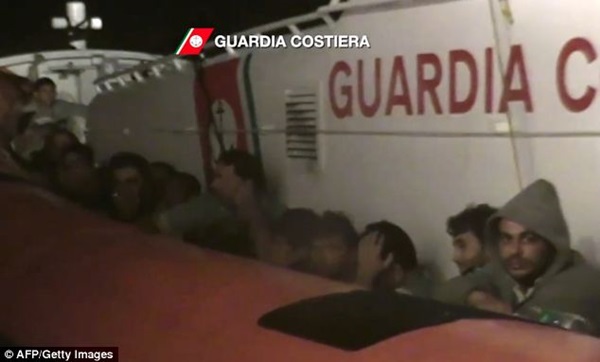 Ít nhất 94 người thiệt mạng vì đắm tàu ngoài khơi Italy 6