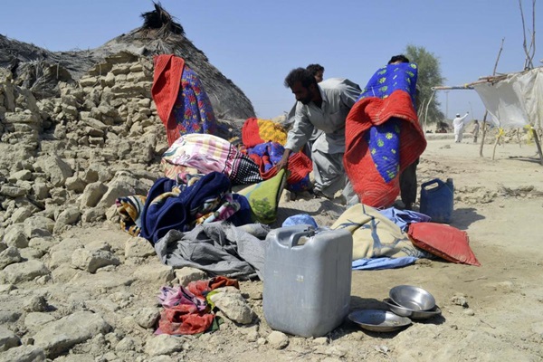 Người dân Pakistan bới rác tìm thức ăn sau động đất 2