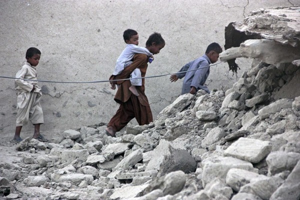 Người dân Pakistan bới rác tìm thức ăn sau động đất 4